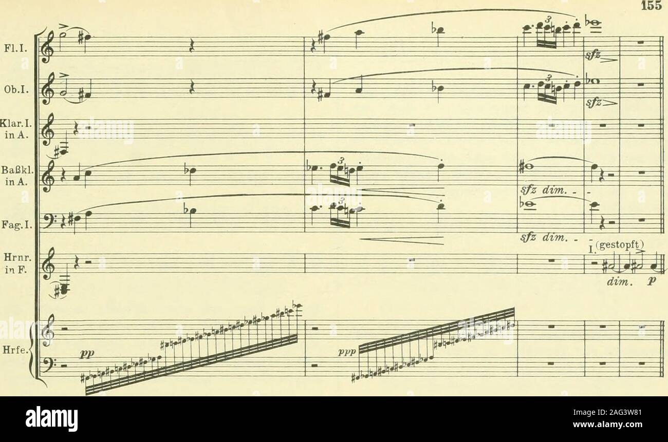 . Instrumentationslehre, von Hector Berlioz. Ergänzt und rev. von Richard Strauss. Wenn ich bei der Harfe wieder auf den vor-sichtigen Gebrauch hinweise, den Rieh. Wagner(vedi Lohengrin eklatantes als Beispiel, oderauch Tristan im Zweiten Akt) mit der Harfegemacht hat, um, wenn er sie verwendet, stetsaußerordentliche und frappanteste Wirkungenmit den Farbentönen dieses schönen stru-mentes zu erzielen, So kann ich den Anfängernur wiederum warnen, mit allen besondersgrellen und charakteristischen Farben des o-chesters così sparsam wie möglich zu verfahrenund sich, bevor er sie hinschreibt, zeh Foto Stock