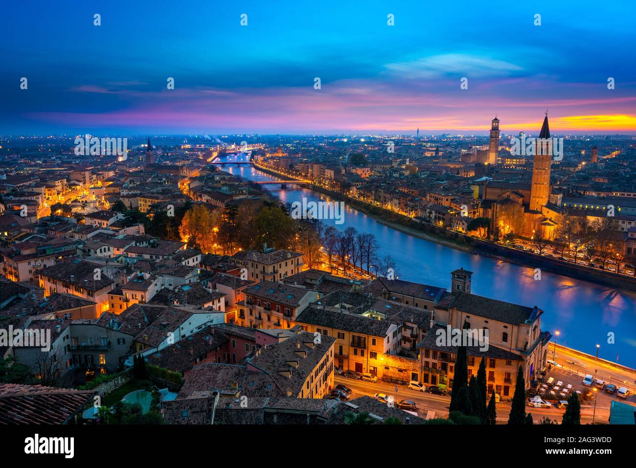 Bel tramonto vista aerea di Verona. Italia Foto Stock