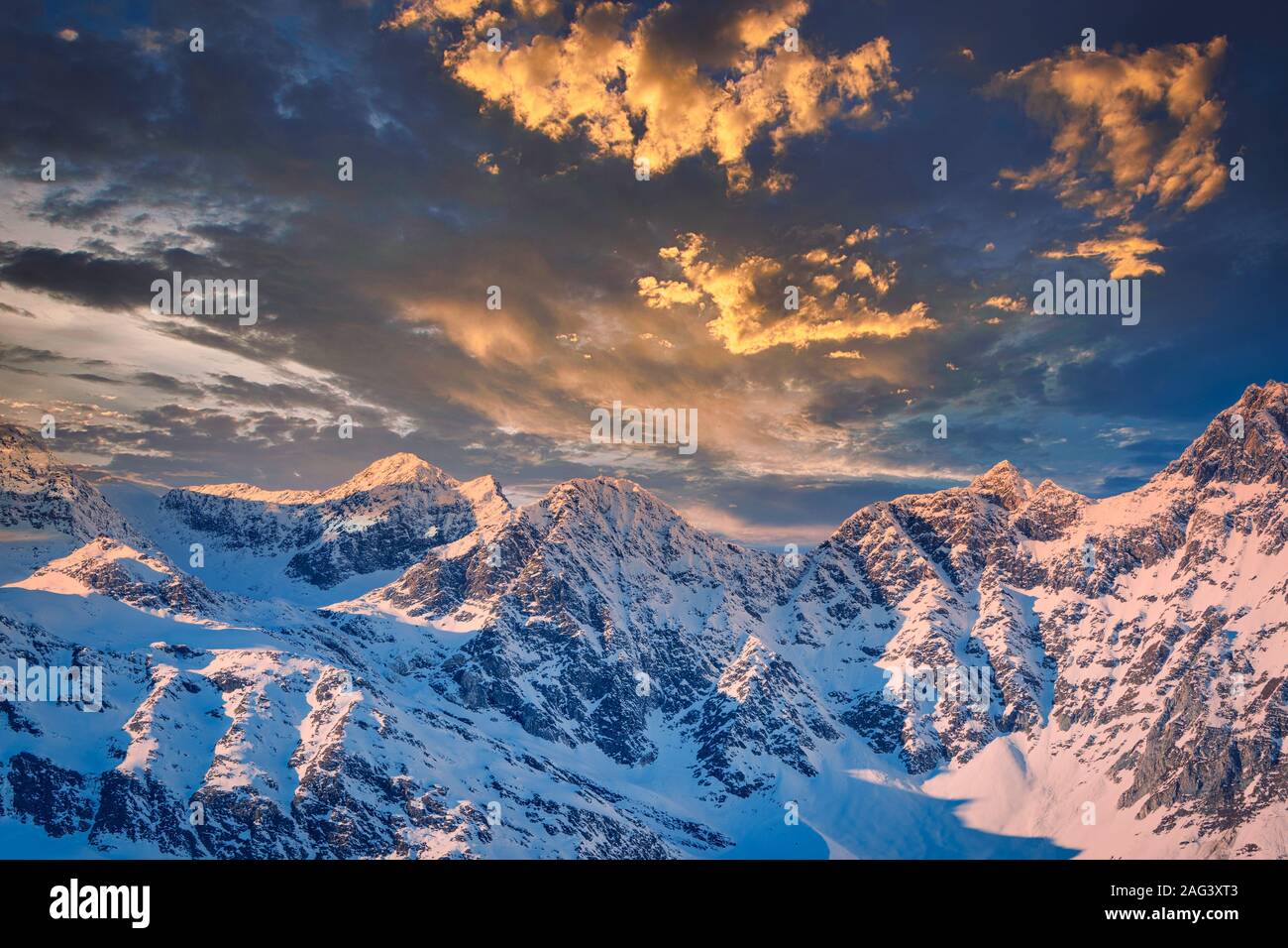 Montagna rocciosa con un bellissimo Nuvoloso Tramonto spettacolare Foto Stock