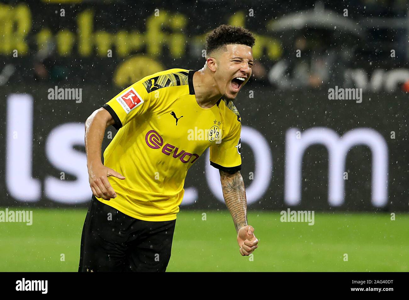 Dortmund, Germania. Xvii Dec, 2019. Jadon Sancho di Dortmund celebra dopo rigature durante un match della Bundesliga contro Lipsia a Dortmund, Germania, Dic 17, 2019. Credito: Joachim Bywaletz/Xinhua/Alamy Live News Foto Stock