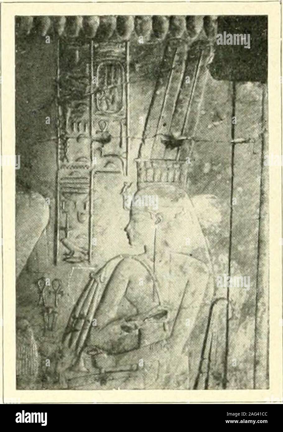 . Egypte. 179. FiG. 320. - La reine Tîyi, un ChéîkhAbd-el-Gournah. (Cliché Weigall.) EGYPTE apprécié dans son ensemble, estce que lécole thébame un produitde meilleur Sous les Ahmessides.La statua mutilée dAménôthès II!habillé à lassynenne est une excentri-cité (fig. 318). Le Groupe gigantesquedAménôthès III et de Tiyi, au mu-sée du Caire (fig. 319), est une mer-veille de fratturato matérielle, mais riende plus, et il na dautre quelimmensité mérite des proporzioni. Les co-perdite en grès rouge que le même Pha-raon assisterà à lentrée de son templefunéraire sur la rive gauche de Tebe,les deux Memnons, Foto Stock