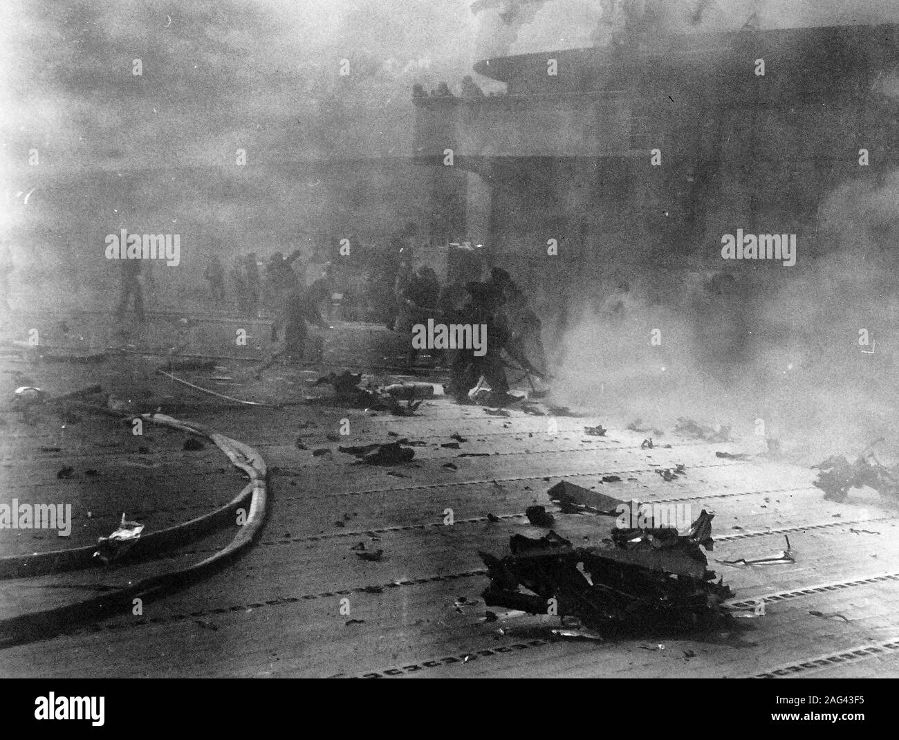 Battaglia di Santa Cruz Islands, 26 ottobre 1942. Per la lotta antincendio equipaggi provare a spegnere le fiamme a bordo USS Hornet (CV-8) dopo che è stato colpito da un crash dive giapponese bombardiere, durante la mattina del 26 ottobre 1942. Hornet affondato dopo quel giorno. Foto Stock
