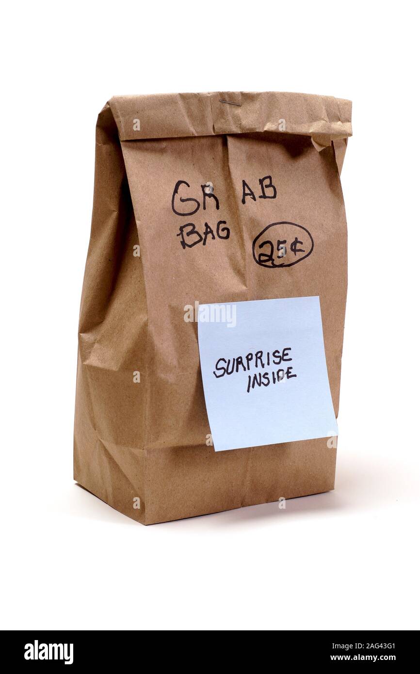 Sigillato marrone sacchetto di carta con la mano il testo stampato grab bag 25 centesimi, isolato su sfondo bianco Foto Stock