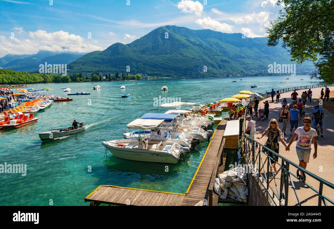 Francia, Haute-Savoie, Annecy, Lac d'Annecy, noleggio di barche a motore Foto Stock