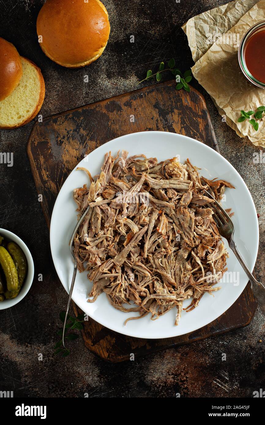 Tirate la carne di maiale con forche su una piastra Foto Stock