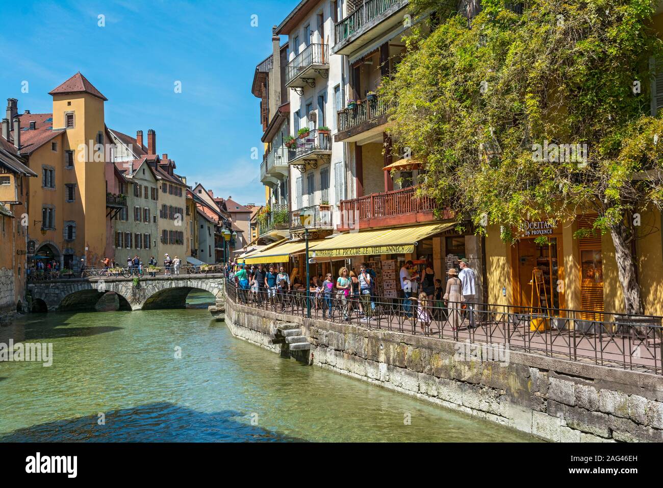 Francia, Haute-Savoie, Annecy, Thiou Fiume, Vista verso Quai de L'Ile, ristoranti, caffetterie e negozi Foto Stock