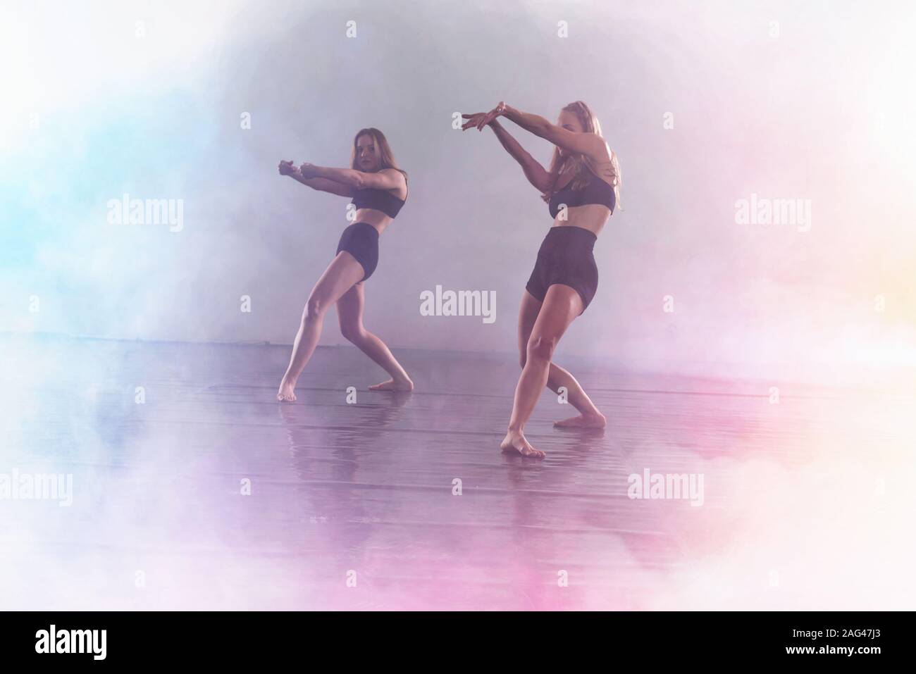 Due giovani moderni ballerini danzare in studio. Sport, danza e cultura urbana concetto. Un gruppo di giovani ballerini esibirsi sul palco. Efficace pe Foto Stock