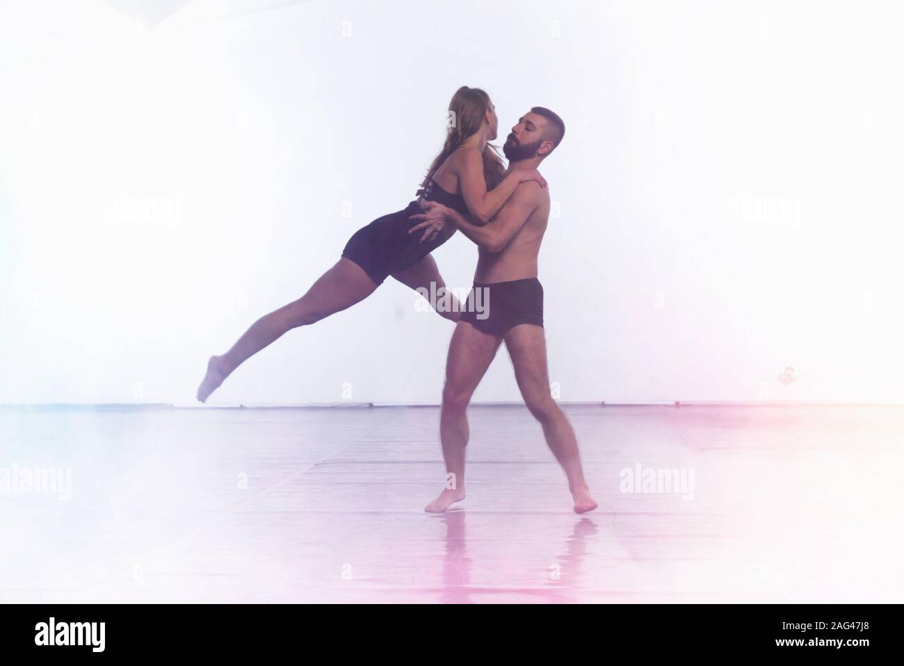 Due giovani moderni ballerini danzare in studio. Sport, danza e cultura urbana concetto. Un gruppo di giovani ballerini esibirsi sul palco. Efficace pe Foto Stock