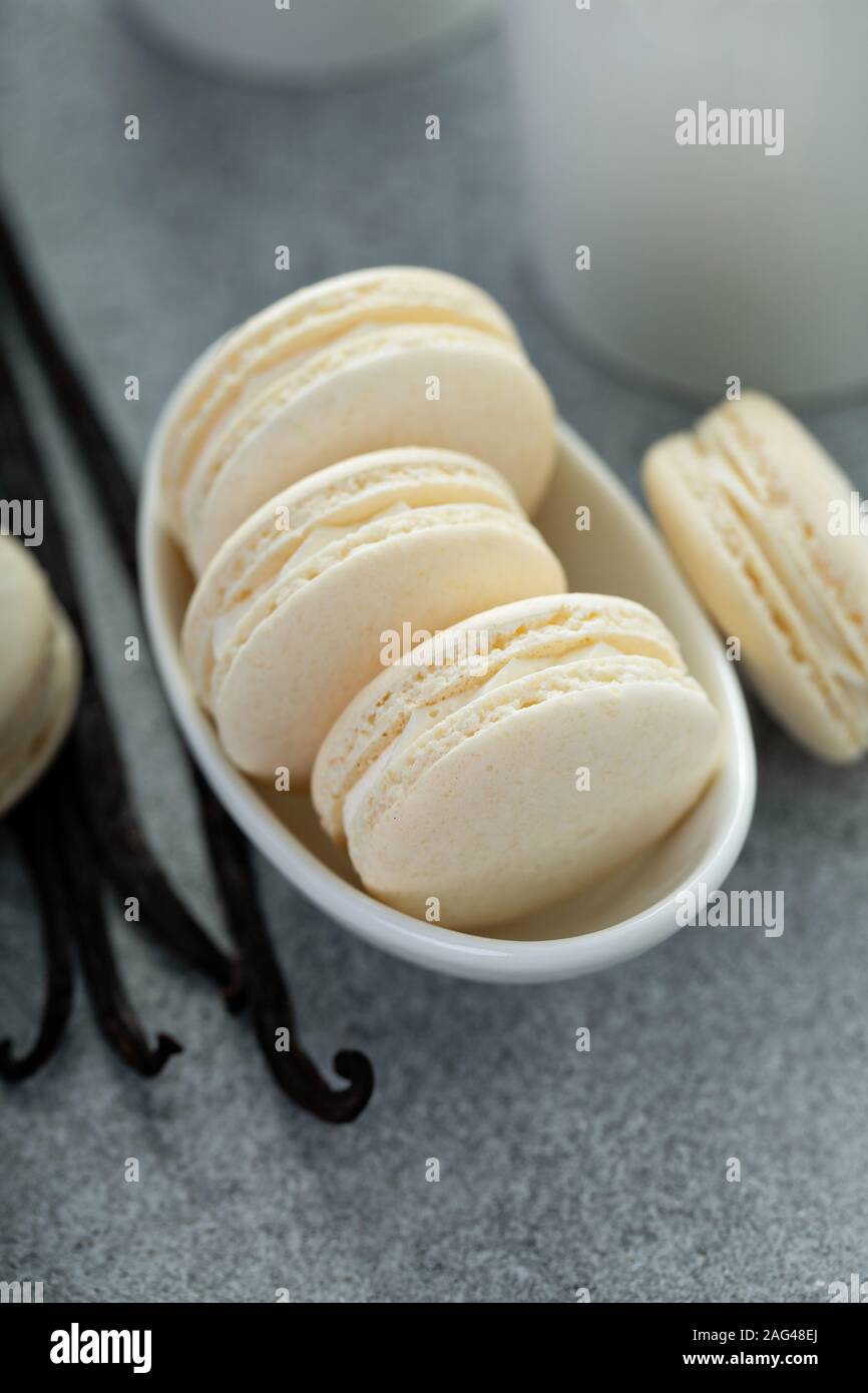 La vaniglia macarons in una piccola ciotola Foto Stock