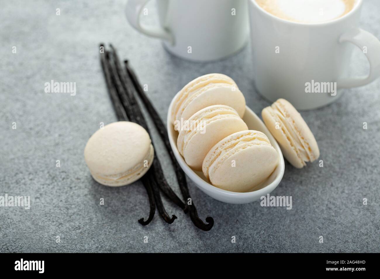 La vaniglia macarons in una piccola ciotola Foto Stock