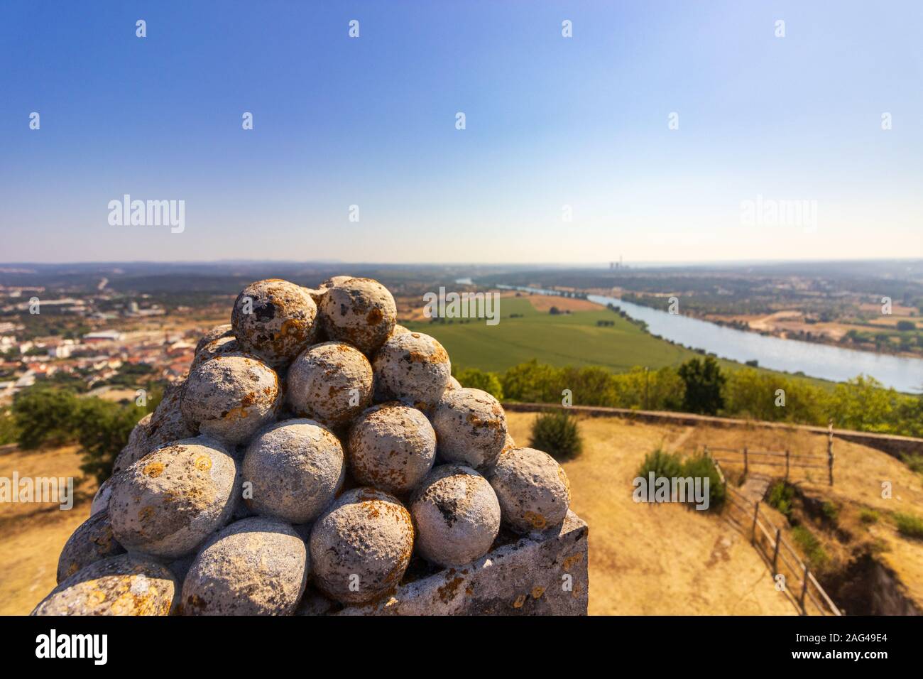 Inquadratura ad alto angolo di una scultura di forme rotonde multiple con un paesaggio sullo sfondo Foto Stock