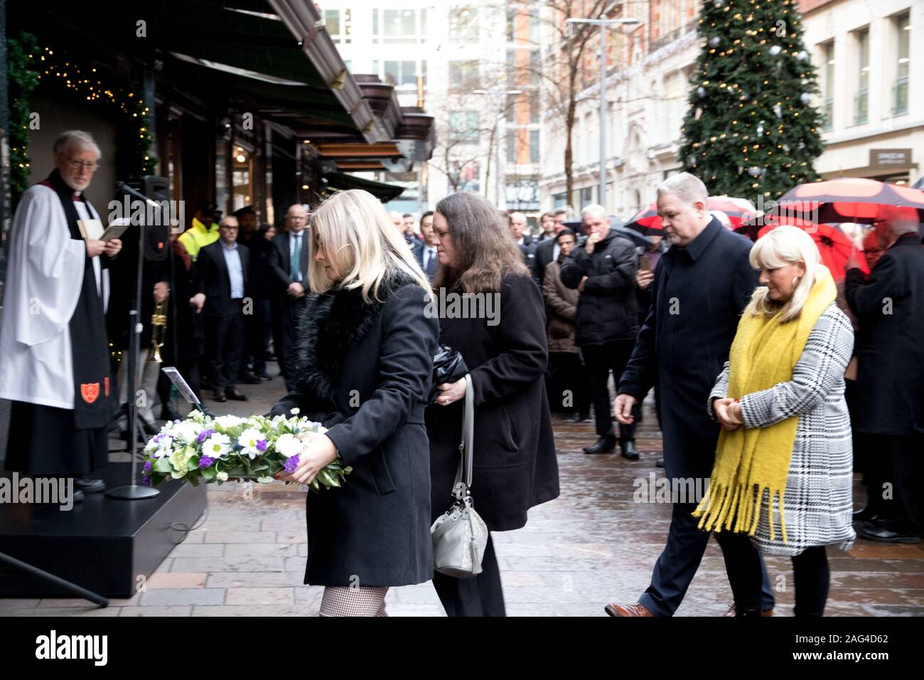 Harrods, Hans Crescent, Londra, Regno Unito. 17 dicembre 2019. 1.20pm. I superstiti, amici e famiglie del 1983 magazzini Harrods attentato si riuniscono per commemorare la polizia e i civili uccisi o feriti quando l'ira posto un auto bomba al di fuori di questo iconico London store l'ultimo sabato prima di Natale. Foto Stock