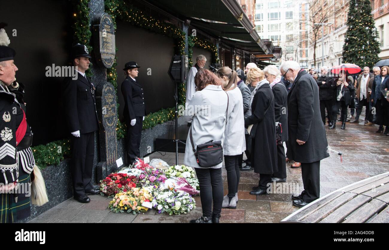 Harrods, Hans Crescent, Londra, Regno Unito. 17 dicembre 2019. 1.20pm. I superstiti, amici e famiglie del 1983 magazzini Harrods attentato si riuniscono per commemorare la polizia e i civili uccisi o feriti quando l'ira posto un auto bomba al di fuori di questo iconico London store l'ultimo sabato prima di Natale. Foto Stock