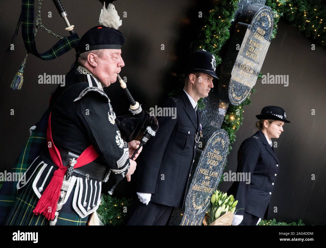 Harrods, Hans Crescent, Londra, Regno Unito. 17 dicembre 2019. 1.20pm. I superstiti, amici e famiglie del 1983 magazzini Harrods attentato si riuniscono per commemorare la polizia e i civili uccisi o feriti quando l'ira posto un auto bomba al di fuori di questo iconico London store l'ultimo sabato prima di Natale. Foto Stock