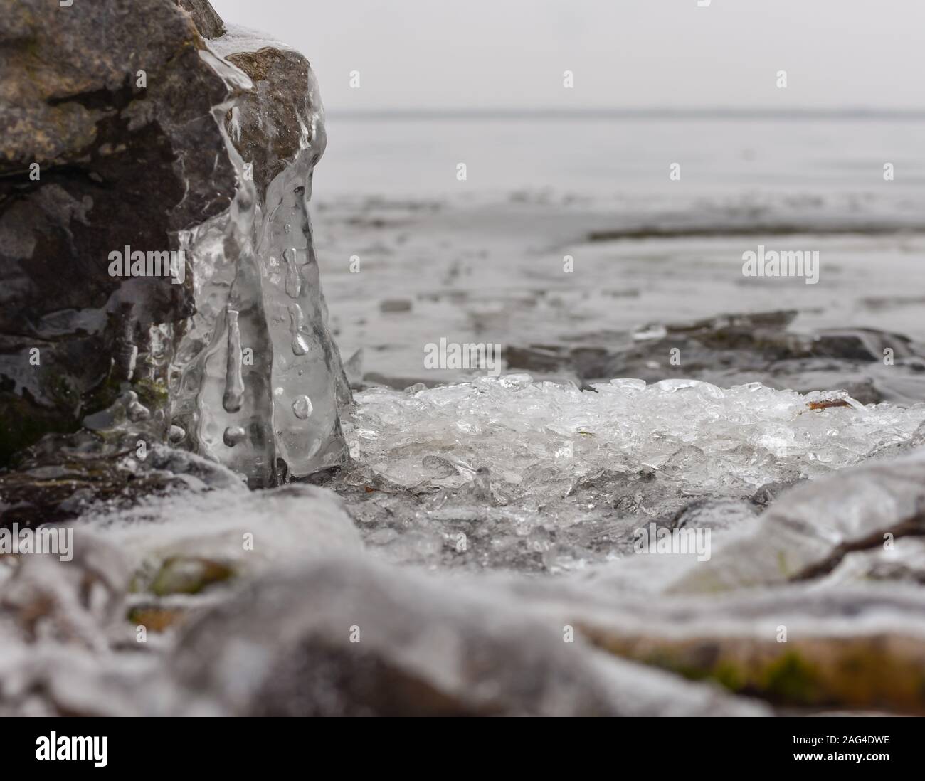 La formazione di ghiaccio nel tardo autunno a temperature sotto lo zero nel fiume Foto Stock