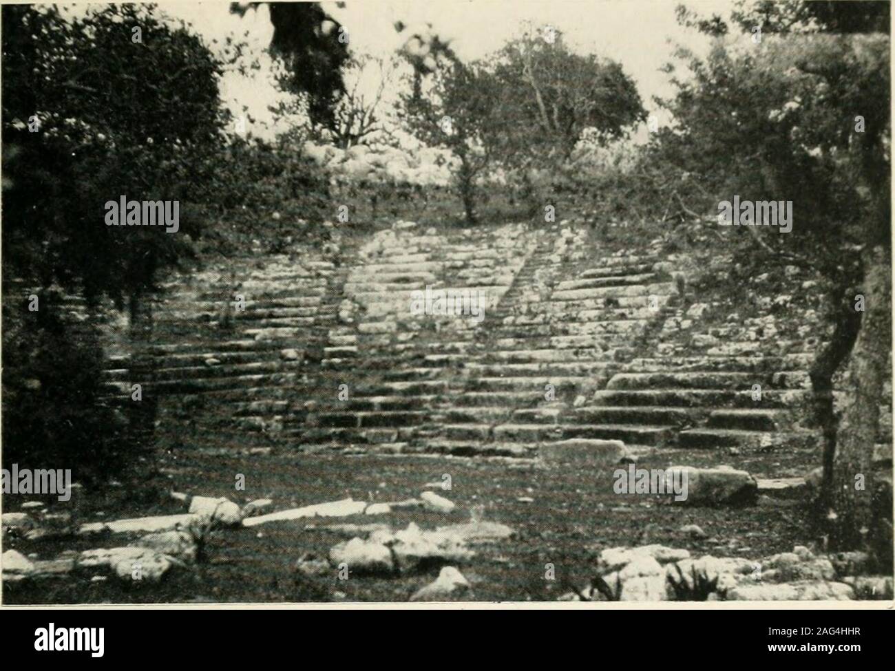 . Il teatro greco e il suo dramma. Fig. 29.-piano dell' Acropoli di AthensSee p. 62, n. 2 l'ora presente, ma in realtà la sua posizione molto passati in oblivionfor secoli. Durante il medioevo e fino a quando non sono ben in epoca themodern si è pensato che il teatro o odeum di HerodesAtticus, una struttura romana del II secolo d.c. andsituated in corrispondenza delle opposte estremità del AcropoHs, rappresentata theDionysiac teatro del periodo classico (Fig. 29).^ correctsite in primo luogo è stato sottolineato da R. Chandler nel 1765, ed è clearlyindicated da una moneta di bronzo dei tempi imperiali che mostra therelation Foto Stock