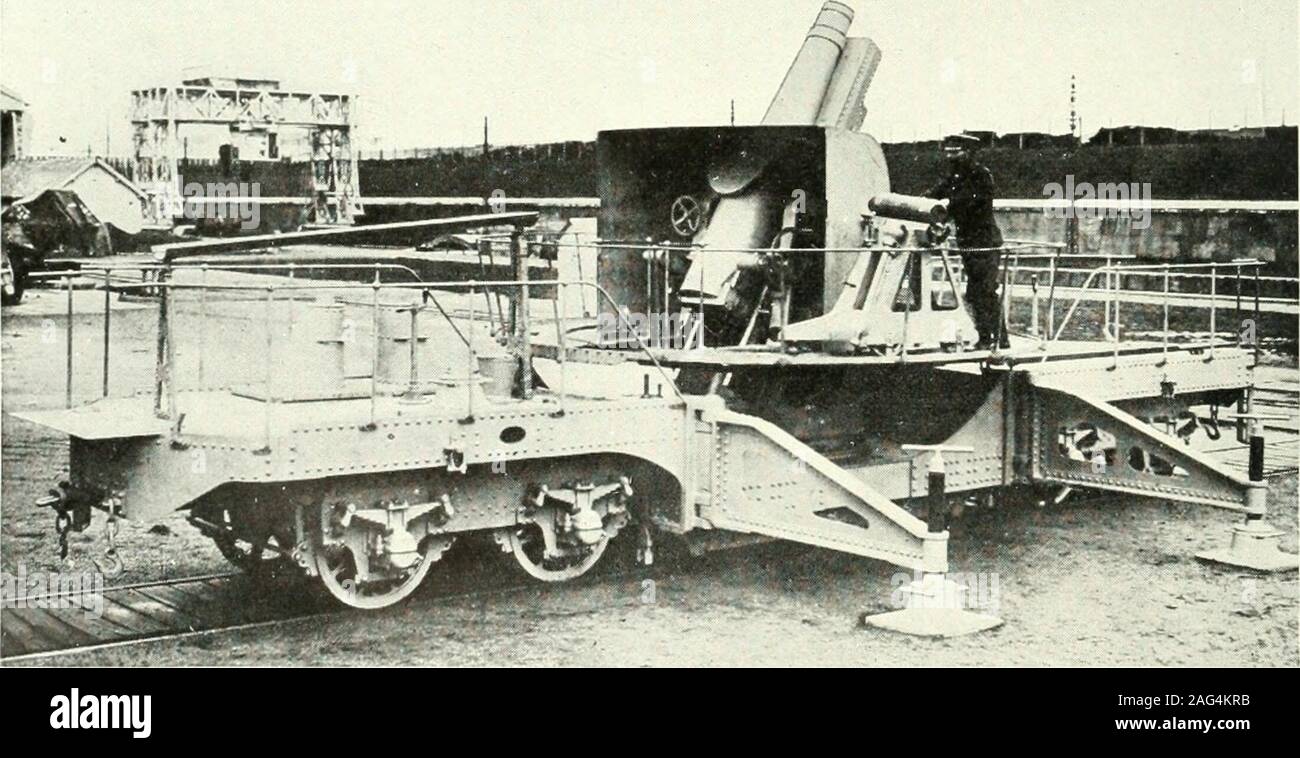 . La grande guerra. Motore francese-i camion che trasportano la pistola equipaggio e disegno di artiglieria pesante e carri di munizioni. Il francese 200 millimetro (8 pollici) obice montato su appositamente costruiti carrozza ferroviaria. L'esercito francese 305 non vi era nulla di smart su di lui. Vi è stata abun-dant la prova che egli ha preso la sua formazione sul serio, come anational dovere di essere eseguita con fervore e conscien-tiously, ma egli non visualizzate la fierezza di essere un soldato. Hisservice non è stato reso accattivante e nonostante la maggior parte thor-ough preparazione per la difesa nazionale, i singoli soldierhad l'apparenza di essere e di sentirsi Foto Stock