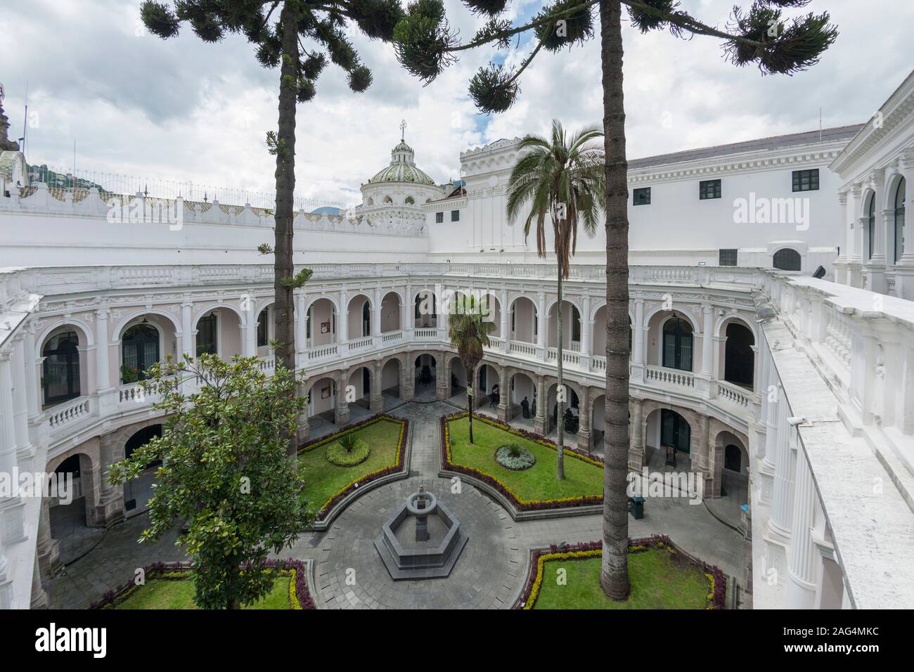 Cortile del palazzo Arzobispal di Quito, capitale dell'Ecuador. Foto Stock
