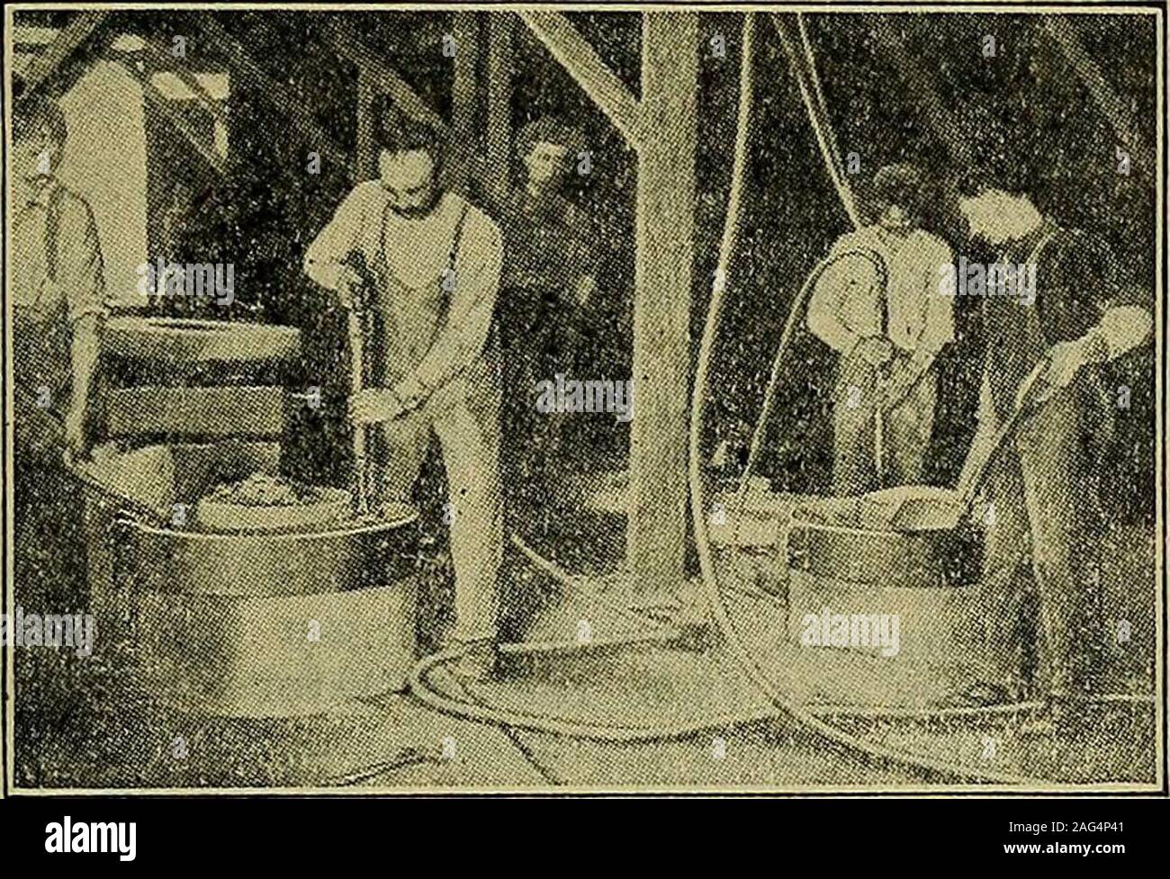 . Manuale di costruzione impianto, il suo costo ed efficienza. Fig. 292. Alimentazione macchina compattatrice. l uomo è necessario per far funzionare la macchina e la manufacturerclaims che colpirà 60 colpi al minuto o 28.800 per eighthour giorno. Su questa base e consentendo il 50 per cento per la perdita di timeand sprecata, colpi di testa, la cui area è y2 m², costipatori 613 coprire 7.200 piedi quadrati in un giorno o in una trincea larga 3 piedi e 5 piedi profondo, pestato in 6 pollici strati, coprirà 240 lineal piedi oftrench. Si è sostenuto che la macchina si può fare il lavoro di fiveor sei uomini. La macchina standard sarà strik Foto Stock