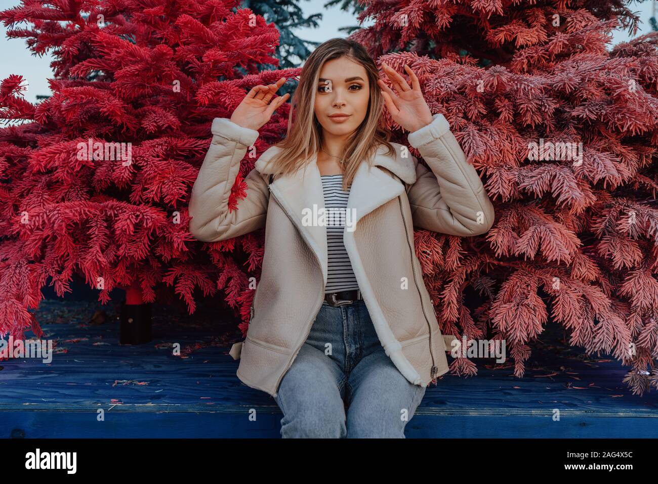 Ritratto di giovane affascinante ragazza bionda, Fashion Street Style, ponendo all'aperto Foto Stock