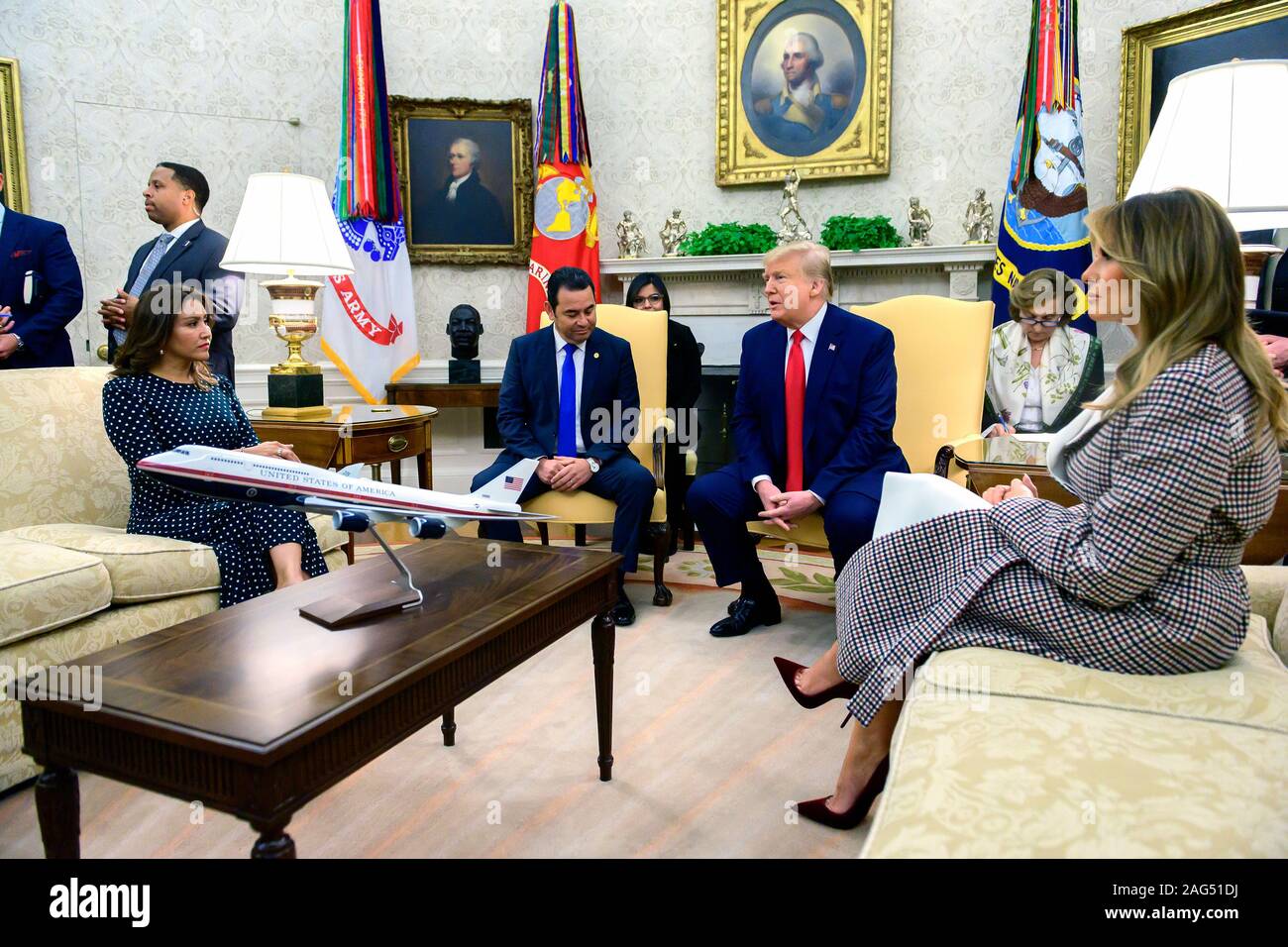 Il Presidente degli Stati Uniti, Trump e la First lady Melania Trump benvenuto il Presidente Jimmy Morales e la Sig.ra Hilda Patricia Marroquín Argueta de Morales della Repubblica del Guatemala presso la Casa Bianca di Washington, DC martedì, 17 dicembre 2019Credito: Ron Sachs/Piscina via CNP /MediaPunch Foto Stock