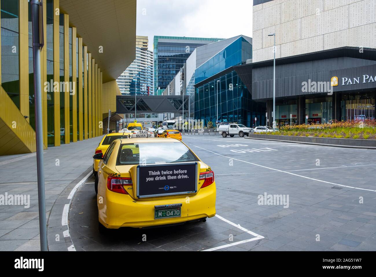 Melbourne, Australia - 14 dicembre 2019: vista posteriore della cabina gialla con il servizio pubblico messaggio contro la fustellatura e la guida Foto Stock