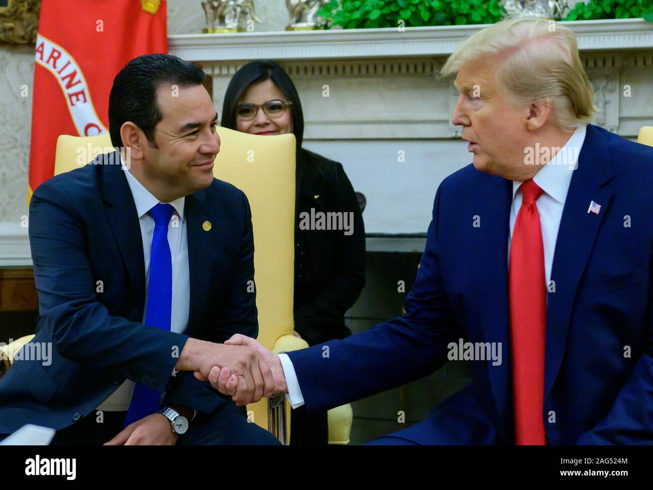 Il Presidente degli Stati Uniti, Trump scuote le mani con il presidente Jimmy Morales della Repubblica del Guatemala nell'Ufficio Ovale della Casa Bianca di Washington, DC martedì, 17 dicembre 2019Credito: Ron Sachs/Piscina via CNP /MediaPunch Foto Stock