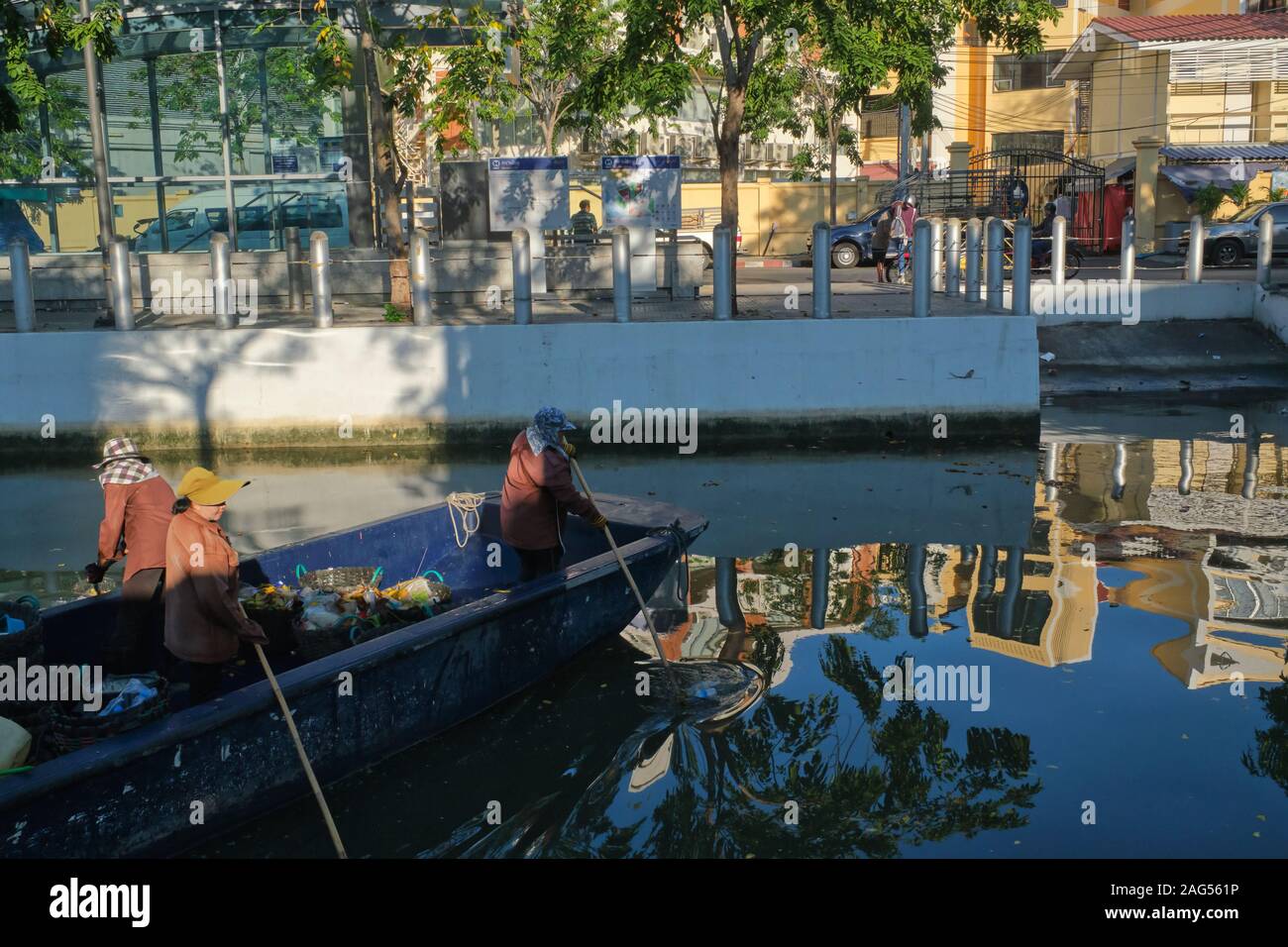 I dipendenti del comune di Bangkok in una barca sul canal Klong Lotto (Klong Lod / Klong signore) nell'area della città vecchia di Bangkok, Thailandia, la raccolta di rifiuti Foto Stock