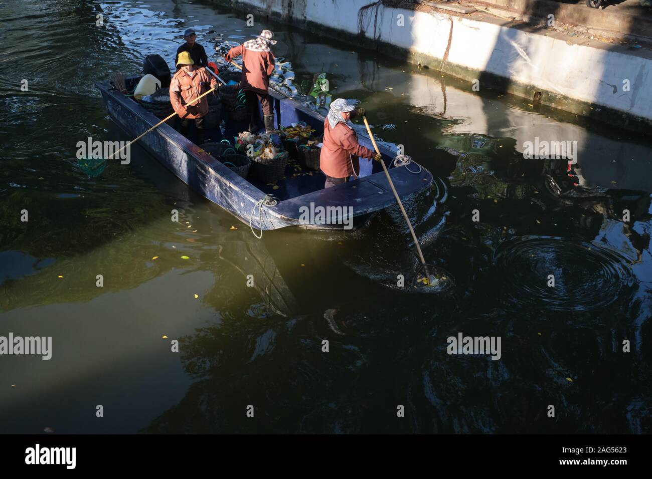 I dipendenti del comune di Bangkok in una barca sul canal Klong Lotto (Klong Lod / Klong signore) nell'area della città vecchia di Bangkok, Thailandia, la raccolta di rifiuti Foto Stock