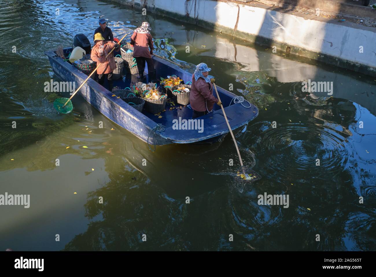 I dipendenti del comune di Bangkok in una barca sul canal Klong Lotto (Klong Lod / Klong signore) nell'area della città vecchia di Bangkok, Thailandia, la raccolta di rifiuti Foto Stock