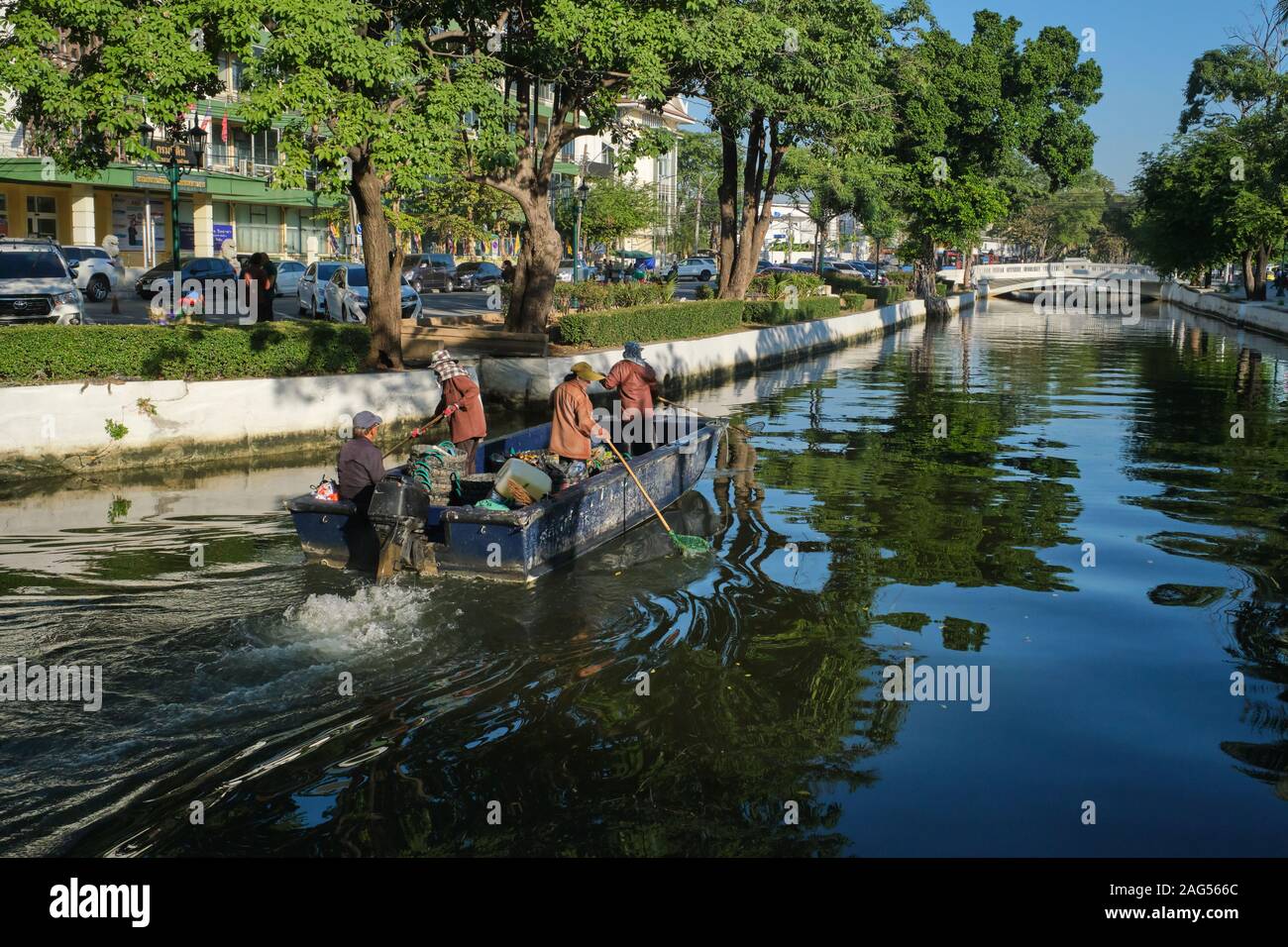 I dipendenti del comune di Bangkok in una barca sul canal Klong Lotto (Klong Lod / Klong signore) nell'area della città vecchia di Bangkok, Thailandia, la raccolta di rifiuti Foto Stock