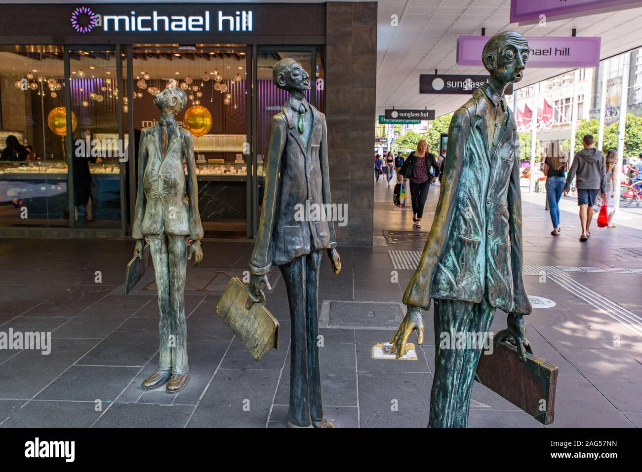 Tre uomini di affari che hanno portato il proprio pranzo, una famosa arte pubblica in Swanston Street, Melbourne, Australia Foto Stock