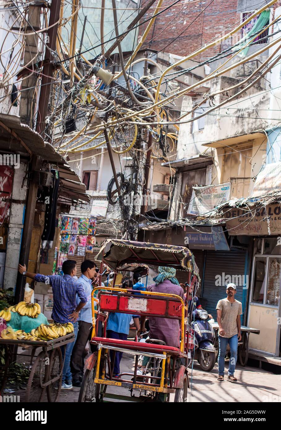 Fastidiosi grovigli di cavi, Delhi, India Foto Stock