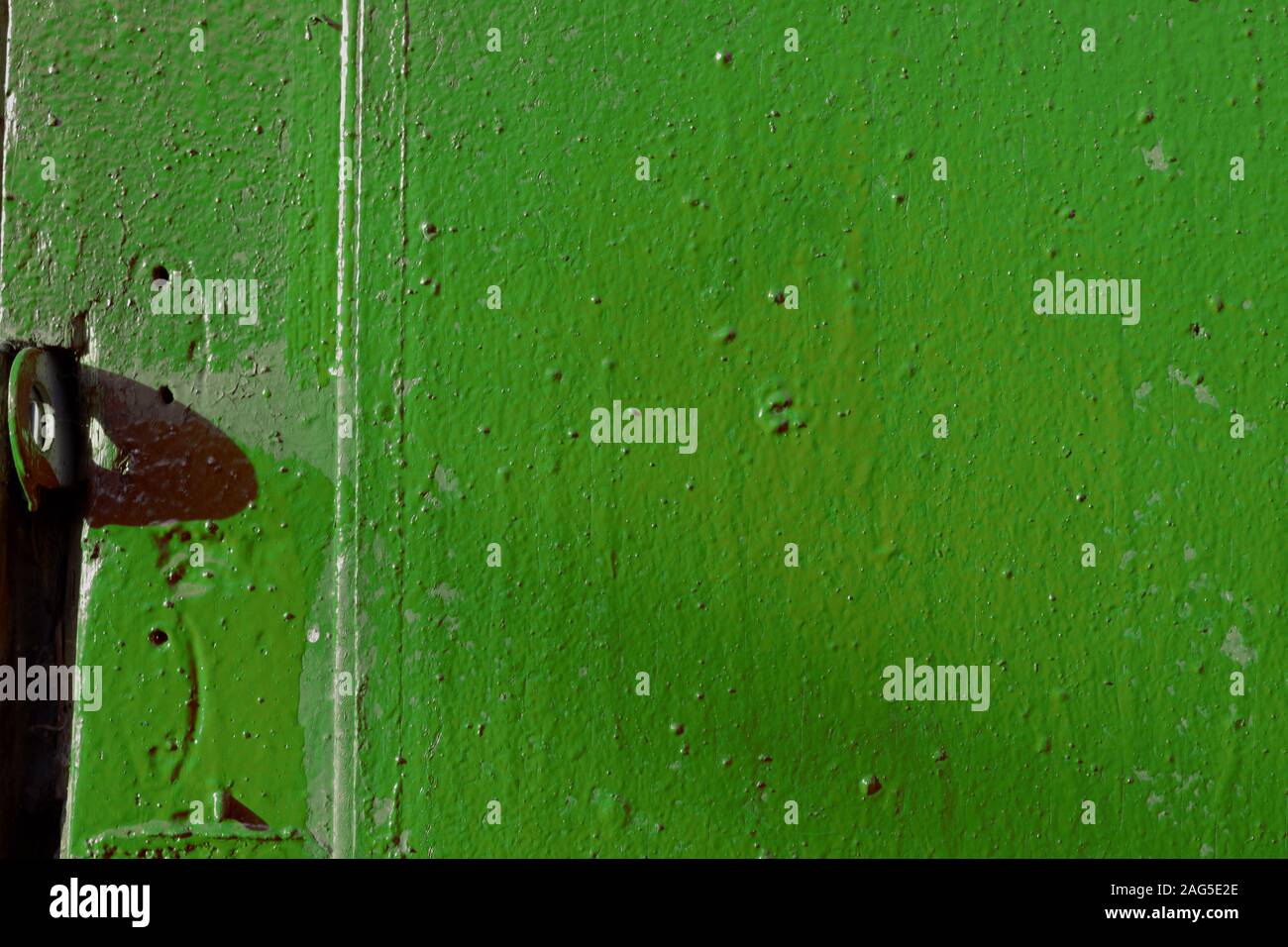 Vecchia dipinte di verde porta la texture di close-up. Sfondo astratto Foto Stock