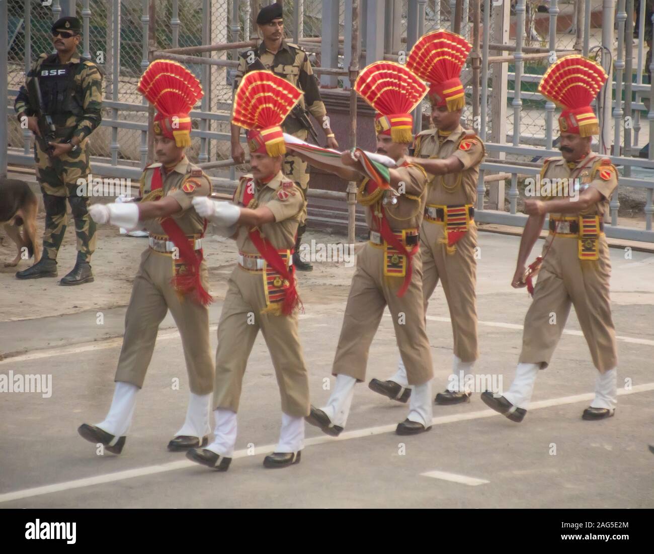 Cerimonia della bandiera, confine Attari-Wagah, India Foto Stock
