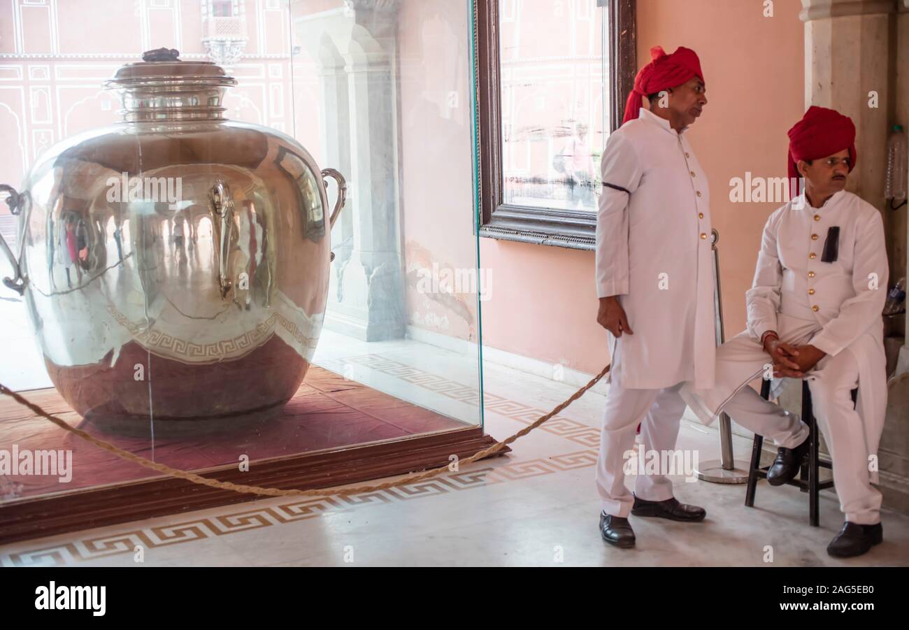 Argento Gangajalis acqua urne, City Palace Museum, Jaipur, Rajasthan, India Foto Stock