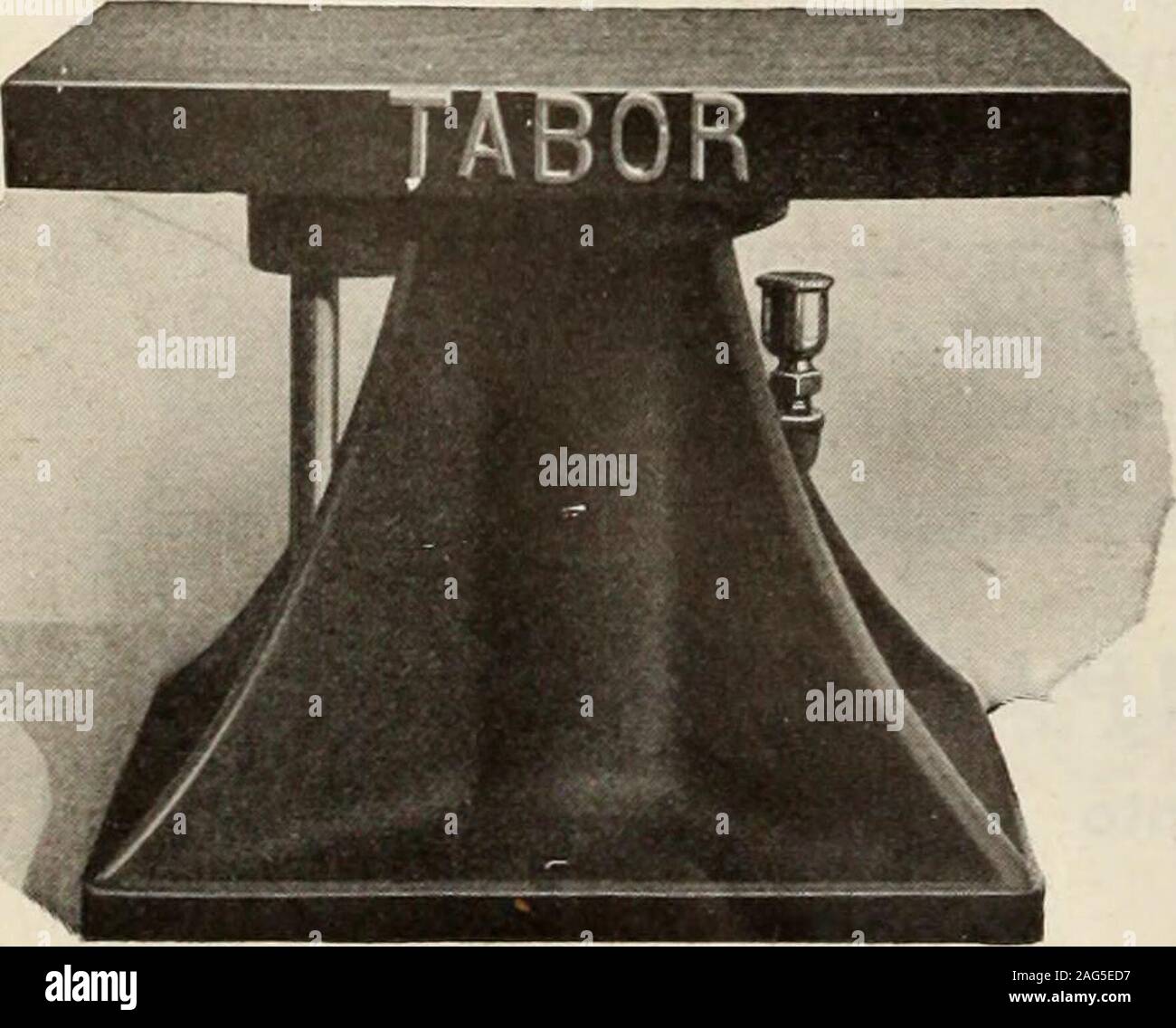 . Canadian fonditore (1921). La valvola si apre e closesautomatically quando aria viene spento esulla; sabbia tramoggia di stoccaggio della stessa capac-ità come serbatoio corretto. Ugualmente adatta per sabbia, SHOT o graniglia di acciaio. Effettuate in quantitativi in un solo formato significato più valore per meno soldi. Capacità di 30 x 48 serbatoio, 1200 libbre sabbia. Il W. W. SLY MFG. CO. Nuovo YorkChattanoogaBirminghamParis, Francia principali di Office e Works: Cleveland Ohio ChicagoDetroitSt. LouisLos Angeles rappresentanti per il Quebec e le province marittime:WILLIAMS & WILSON, LIMITATO, Montreal, QUE. Serbatoio in pressione da 10 a 100 libbre pressione può essereusato per efficienza con Foto Stock