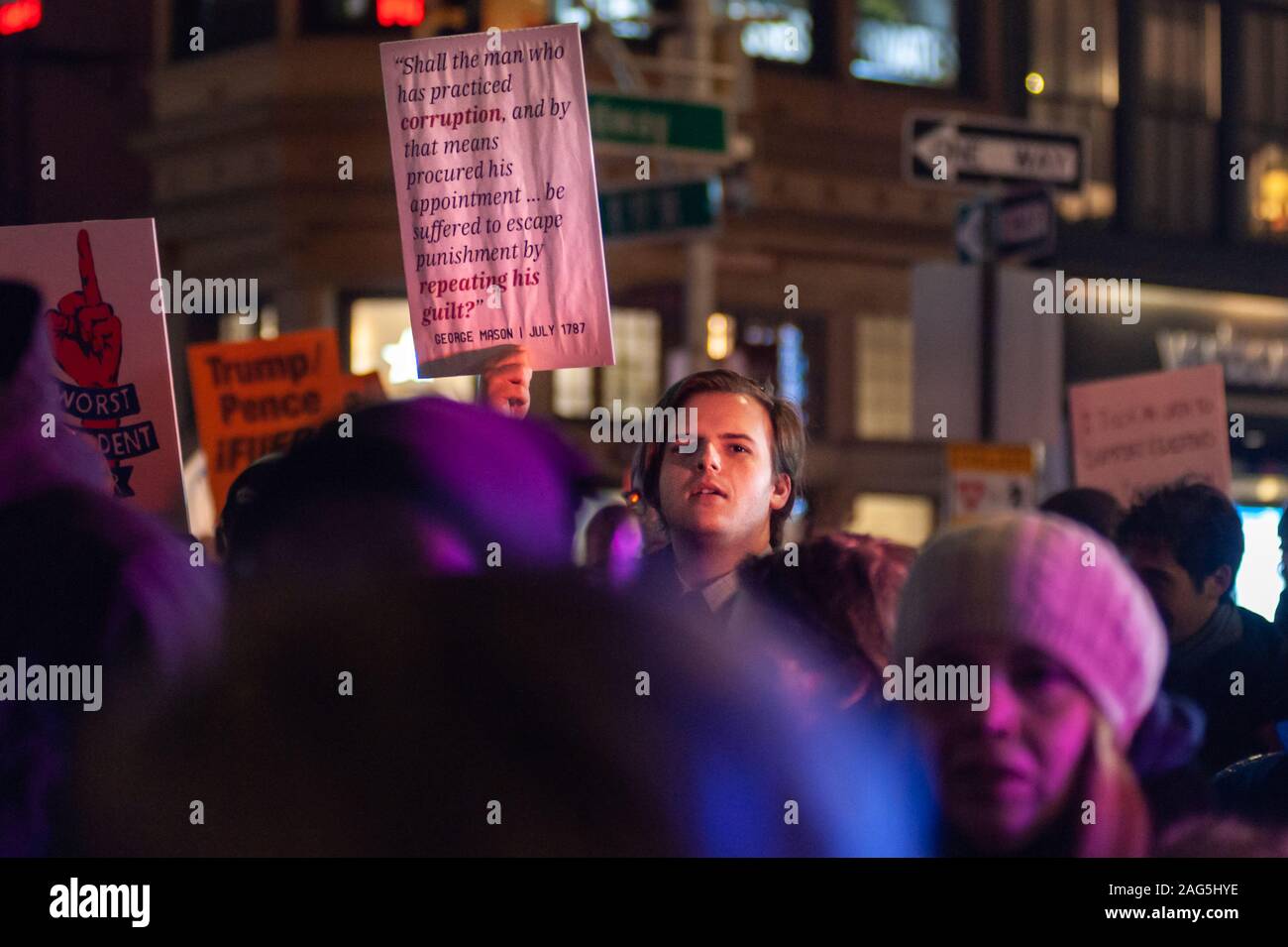 New York, Stati Uniti. Xvii Dec, 2019. Alla vigilia della casa Impeachment votazione, alcune migliaia di manifestanti recanti segni chiamando l'impeachment e rimozione di Trump marzo da Times Square a Union Square a New York City il 17 dicembre 2019. (Foto di Gabriele Holtermann-Gorden/Pacific Stampa) Credito: Pacific Press Agency/Alamy Live News Foto Stock