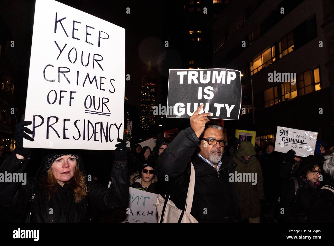 New York, Stati Uniti. Xvii Dec, 2019. Alla vigilia della casa Impeachment votazione, alcune migliaia di manifestanti recanti segni chiamando l'impeachment e rimozione di Trump marzo da Times Square a Union Square a New York City il 17 dicembre 2019. (Foto di Gabriele Holtermann-Gorden/Pacific Stampa) Credito: Pacific Press Agency/Alamy Live News Foto Stock