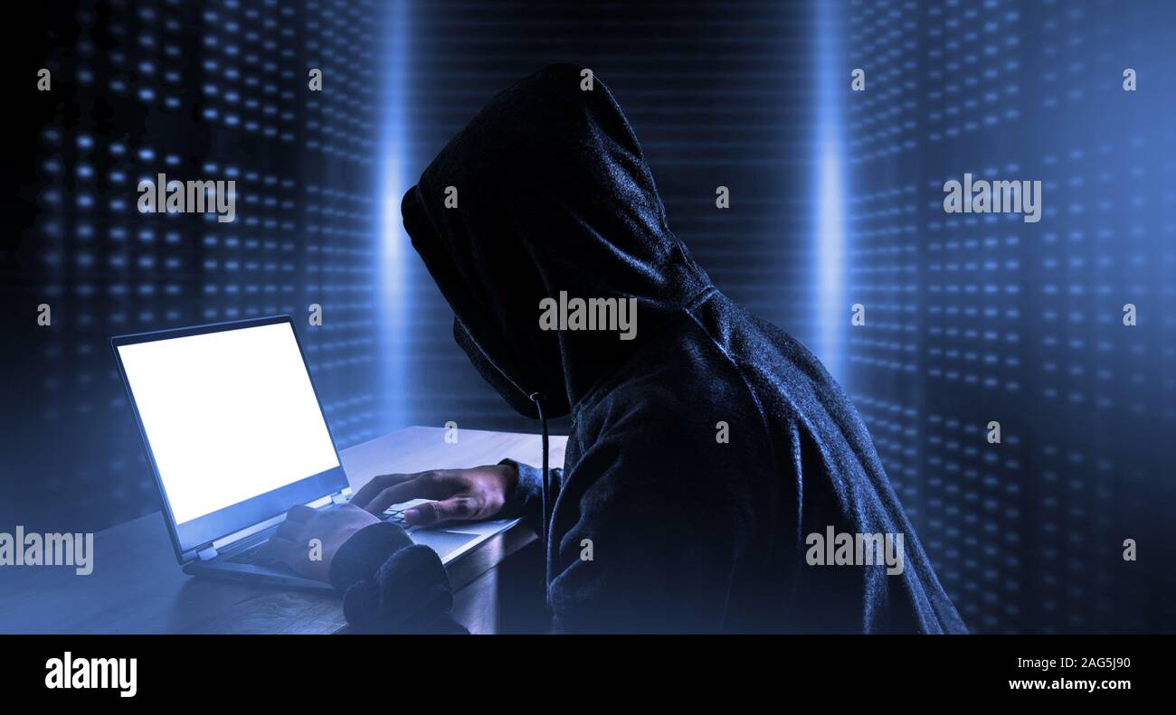 La cibercriminalità, la pirateria e la tecnologia della criminalità. hacker con il computer portatile. Foto Stock