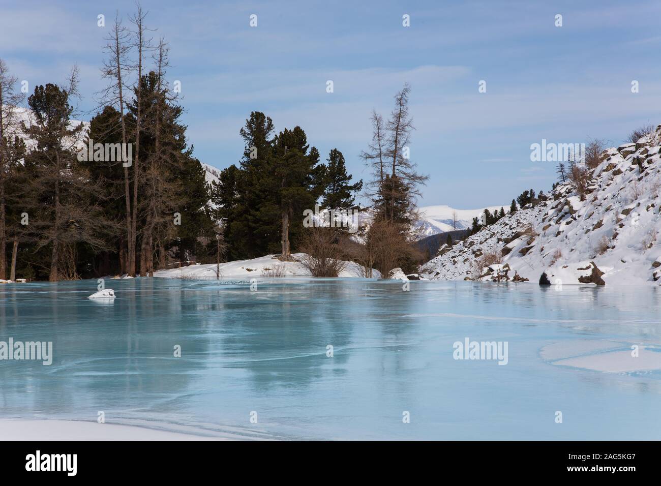 Altai mountain lago ghiacciato con grosse pietre Foto Stock