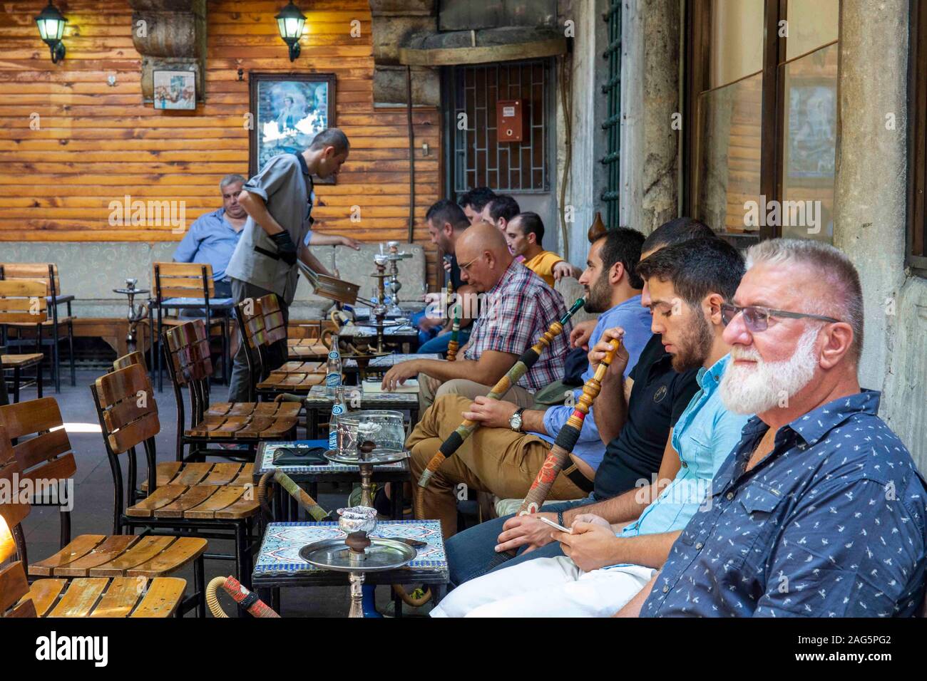 Istanbul, Turchia - 14 Luglio 2015: Persone in appoggio e chating in Corlulu Ali Pasa Medresa sulla luglio 14, 2015. Corlulu Ali Pasa Medresa è storica fam Foto Stock
