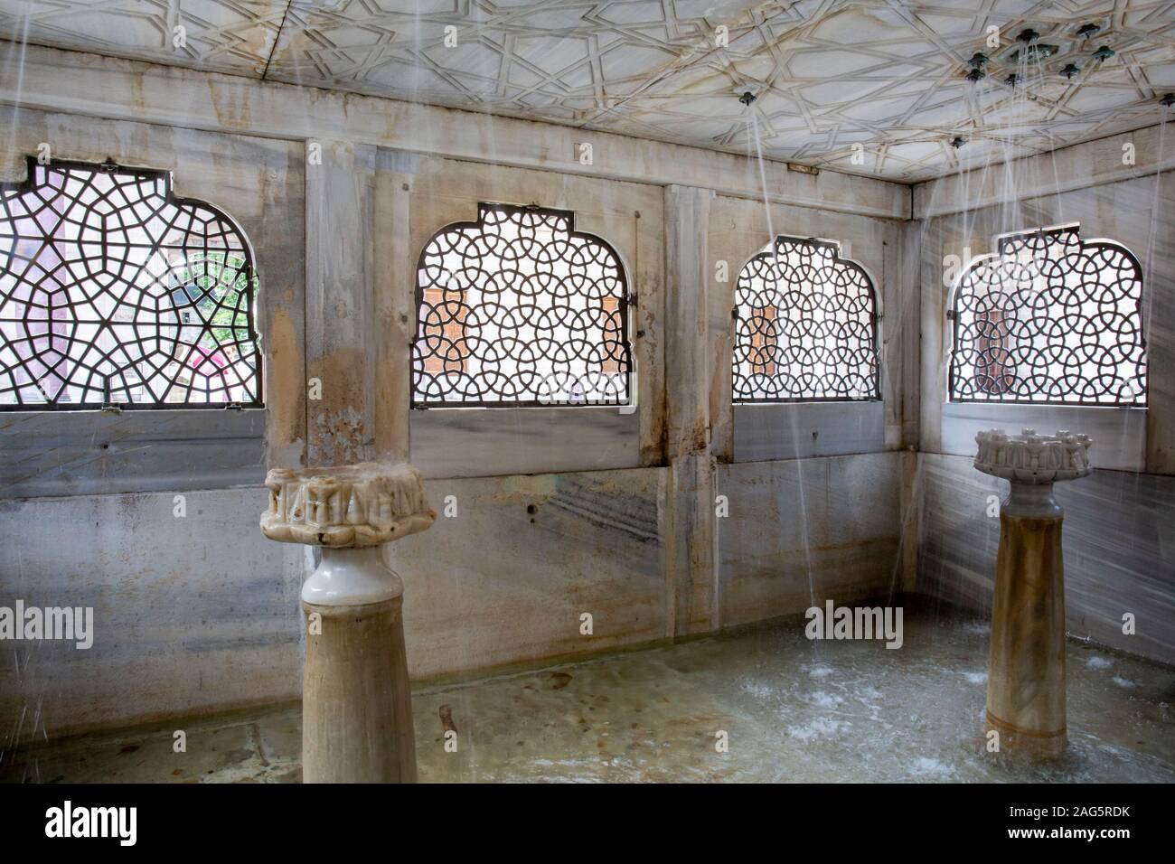 Vista dall'interno della fontana nel cortile della Moschea Suleymaniye. La Moschea Süleymaniye è una delle opere più importanti di Mimar Sinan. It è in F Foto Stock