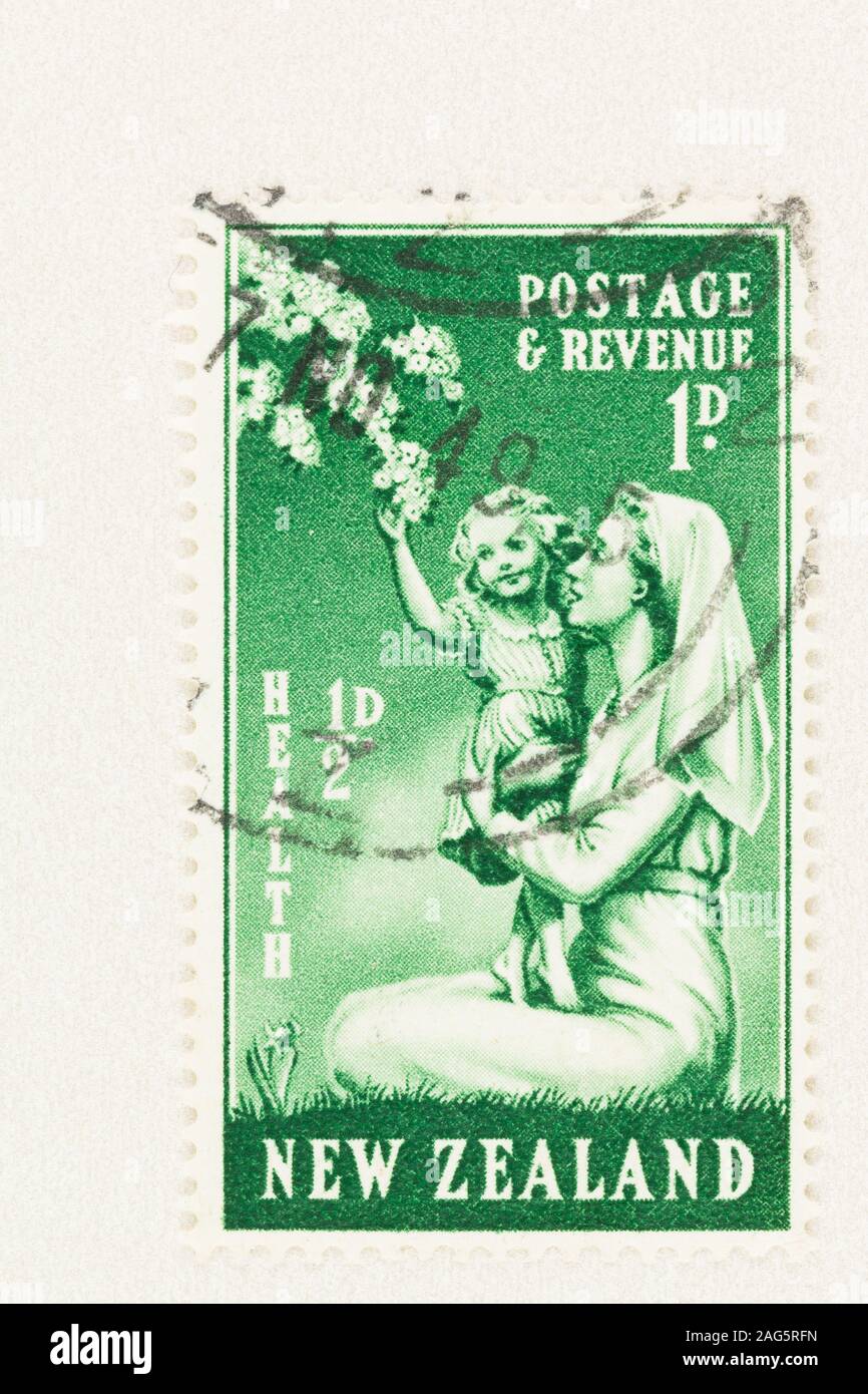 Nuova Zelanda 1/2c+1c bollo sanitario rilasciato nel 1949, dotato di un infermiere e il bambino in verde. Scott # B36. Foto Stock