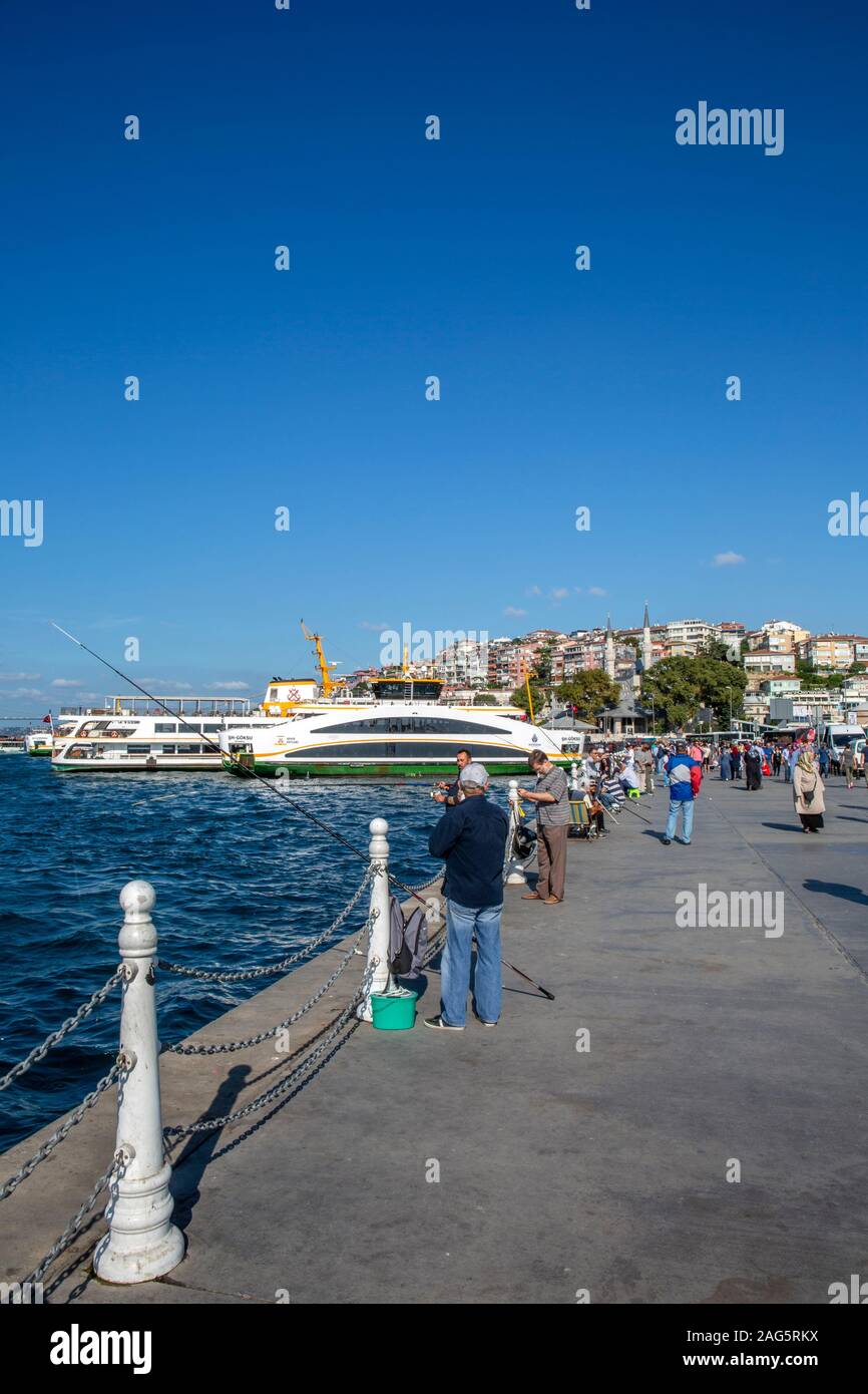 Istanbul, Turchia - 16 SET 2019: persone passando attraverso Uskudar square, ad Istanbul in Turchia il Sep 16, 2019. Foto Stock