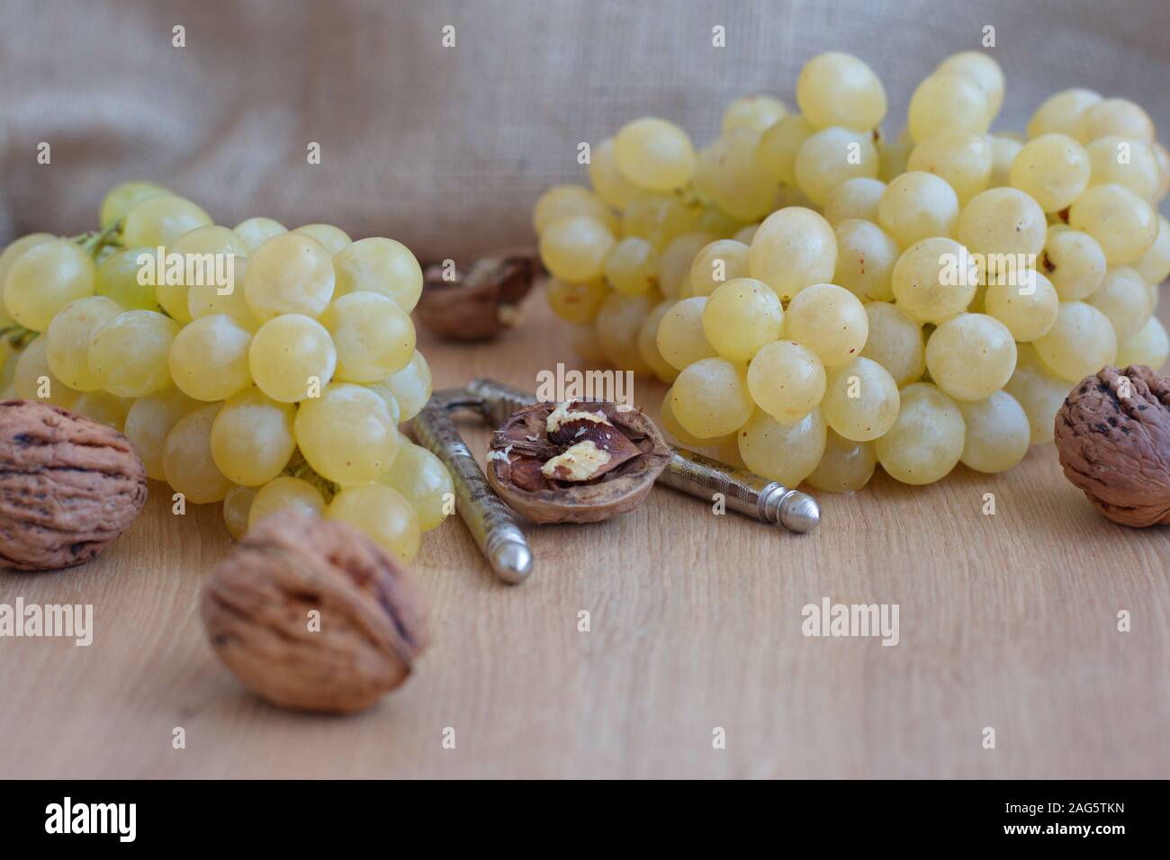 Closeup shot di uva e i dadi su sfondo di legno Foto Stock