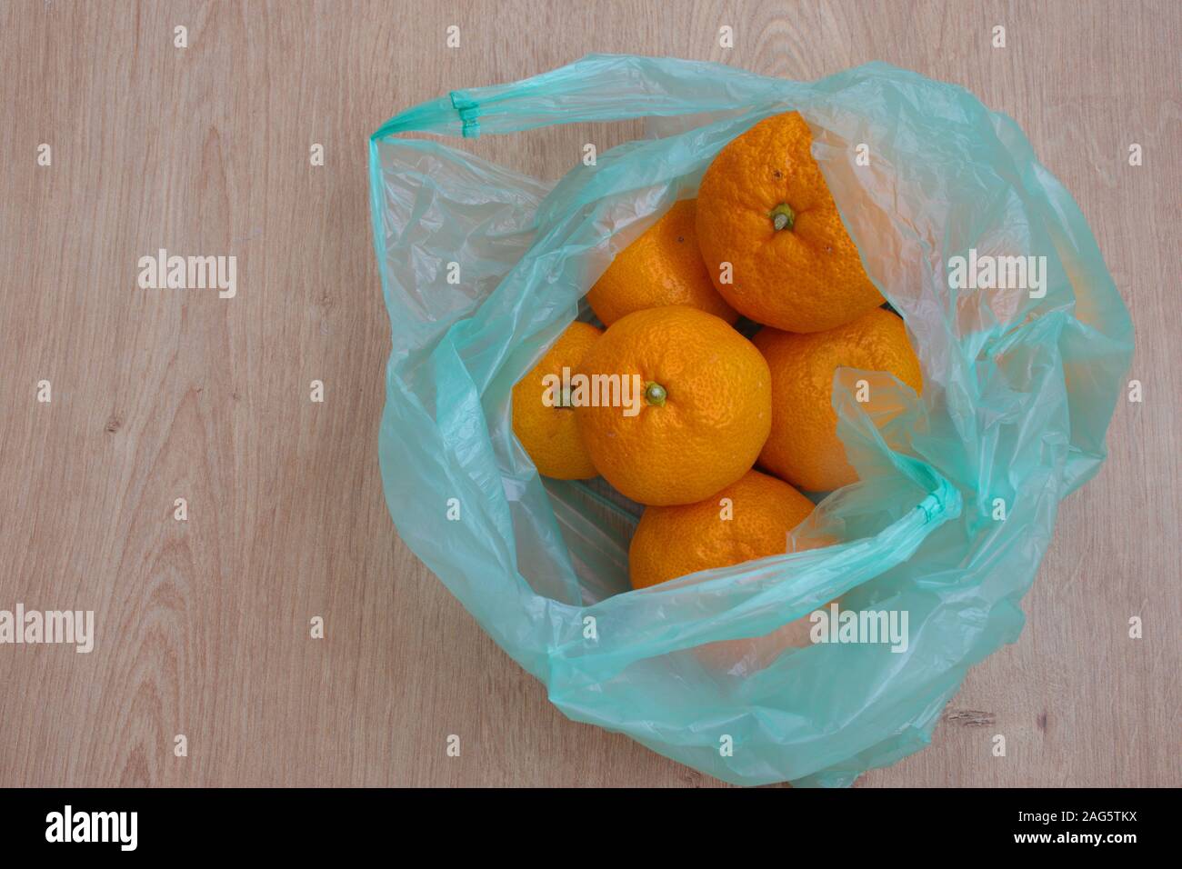 Direttamente sopra il colpo di mandarini in un sacchetto di plastica Foto Stock