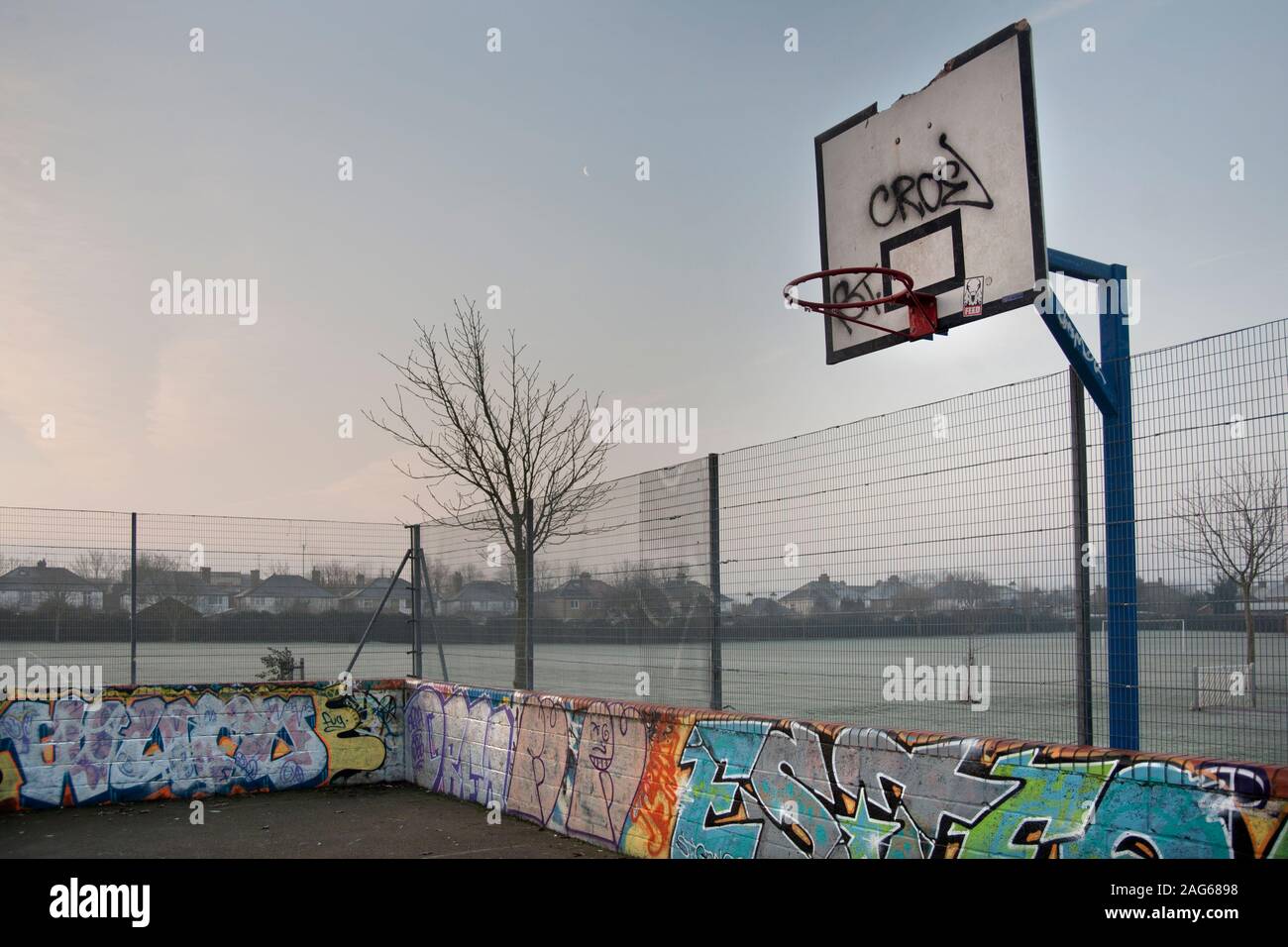 Campo da pallacanestro nel parco in una giornata fredda e gelida, Whitstable Kent. Foto Stock