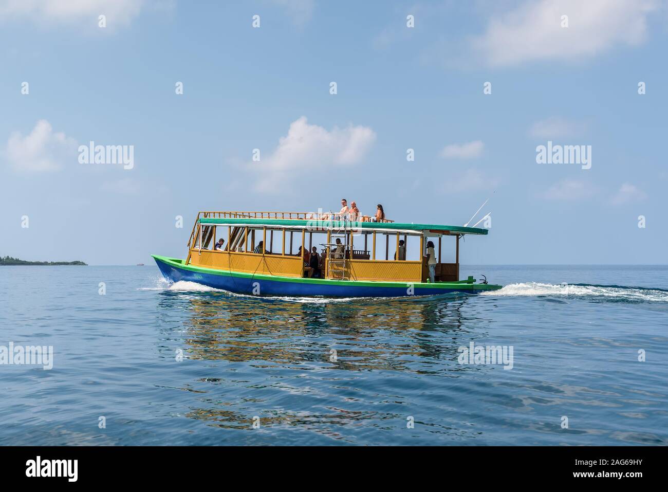 Huraa, Maldive - Novembre 19, 2017: imbarcazione a motore con i turisti floating sulle turchesi acque cristalline dell'Oceano Indiano vicino al Huraa Island, Maldive. Foto Stock