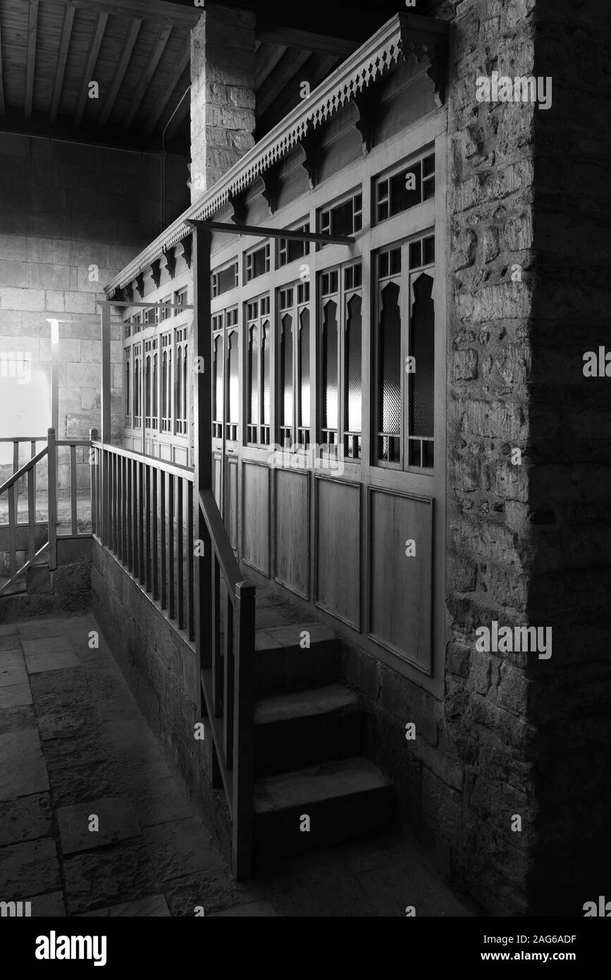 Bianco e nero weathered portico di età edificio ornamentali a notte oscura Foto Stock